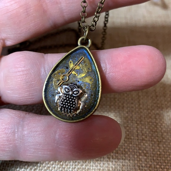 Twinsdesign Jewelry - Owl Vintage Watch Gears Necklace 18” Chain NWOT